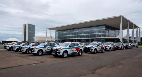 Edifício da CLDF em Brasília com viaturas da Polícia Civil, representando debate sobre falhas na Previdência e vulnerabilidade de policiais.