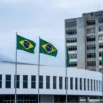 Hospital público em Brasília com sinais de deterioração, representando falhas na saúde pública.