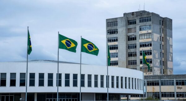 Hospital público em Brasília com sinais de deterioração, representando falhas na saúde pública.