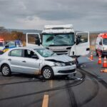 Acidente com quatro veículos na DF-150 em Sobradinho, com viaturas da polícia e destroços na rodovia.