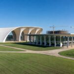 Campus universitário moderno em Brasília, representando o aumento de 77% em matrículas no ensino superior público do DF impulsionado pela UnDF.