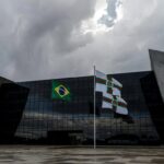 Edifício da CLDF em Brasília sob céu nublado, representando concessão controversa de título honorário a juiz do TJDFT.