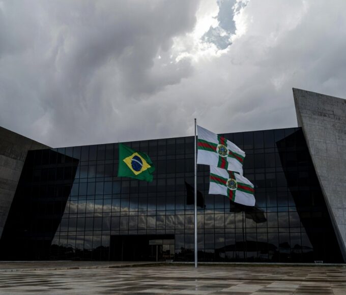 Edifício da CLDF em Brasília sob céu nublado, representando concessão controversa de título honorário a juiz do TJDFT.