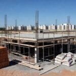 Obra de construção no Gama, DF, com laje exposta e equipamentos, representando acidente fatal.