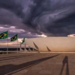 Fachada da Câmara Legislativa do DF em Brasília sob céu nublado, representando Prêmio Marielle Franco e retrocessos em direitos humanos.