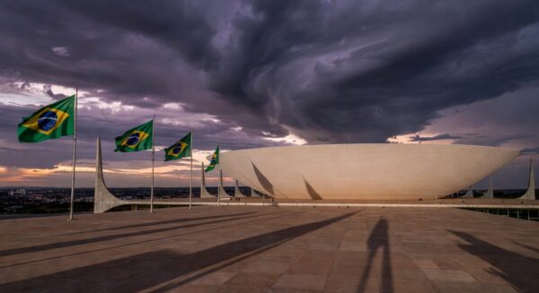 Fachada da Câmara Legislativa do DF em Brasília sob céu nublado, representando Prêmio Marielle Franco e retrocessos em direitos humanos.