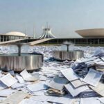 Bebedouro em evento ao ar livre em Brasília, com documentos de impostos, representando lei da CLDF sobre obrigatoriedade e custos extras.