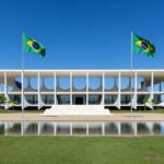 Edifício do STF em Brasília com documentos simbolizando rejeição de pedido para CPI do Banco Master por erro processual.
