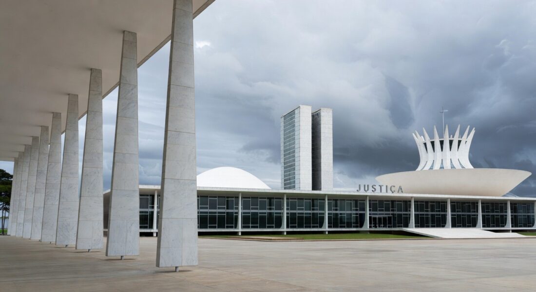 Edifício de tribunal em Brasília representando defesa legal e possível virada em caso judicial.