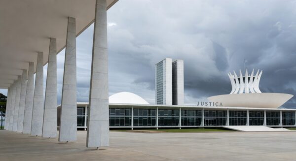 Edifício de tribunal em Brasília representando defesa legal e possível virada em caso judicial.