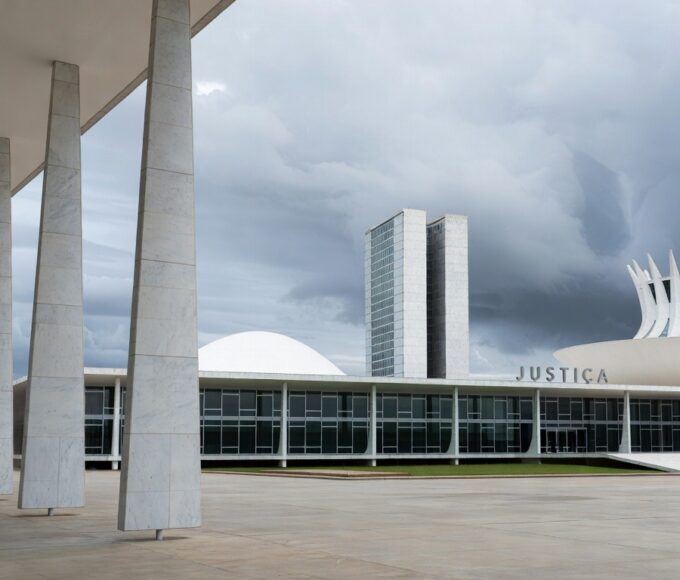 Edifício de tribunal em Brasília representando defesa legal e possível virada em caso judicial.