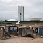 Fachada da Câmara Legislativa do DF sob céu nublado, expondo negligência na Semana da Mulher e proteção a idosos.
