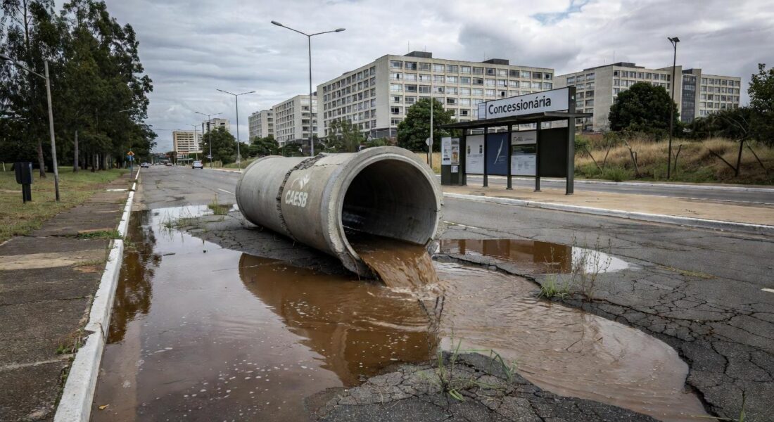 Prédio da Caesb em Brasília com portas fechadas e relógio, representando prazos curtos para estágios que excluem jovens no DF.