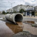 Prédio da Caesb em Brasília com portas fechadas e relógio, representando prazos curtos para estágios que excluem jovens no DF.