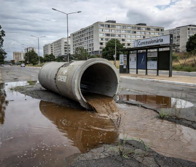 Prédio da Caesb em Brasília com portas fechadas e relógio, representando prazos curtos para estágios que excluem jovens no DF.