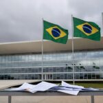 Edifício da CLDF em Brasília com documentos sugerindo desperdício em sessão solene para corretores de seguros.