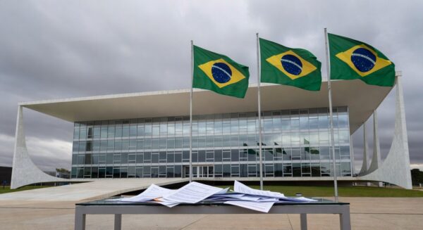 Edifício da CLDF em Brasília com documentos sugerindo desperdício em sessão solene para corretores de seguros.