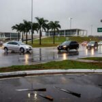 Rotatória no DF com facões no chão, representando ameaça e agressão entre artista de rua e ambulante.