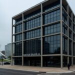 Edifício do BRB em Brasília sob céu nublado, representando suspeitas de irregularidades na instituição financeira.