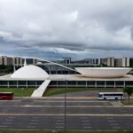 Edifício da CLDF em Brasília sob céu nublado, representando evento sobre governança amid críticas por ineficiência no DF.
