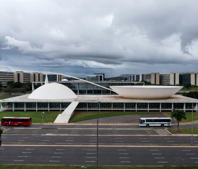 Edifício da CLDF em Brasília sob céu nublado, representando evento sobre governança amid críticas por ineficiência no DF.