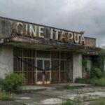 Fachada abandonada do Cine Itapuã no Gama, DF, fechado há 21 anos, com anúncio de reforma.