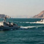 Foto do Estreito de Ormuz com navios militares, ilustrando recusa da Otan em ação.