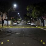 Cena de crime isolada em rua do Setor Oeste do Gama, com fita de isolamento e viaturas policiais.