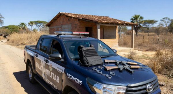Viatura da polícia em Ponte Alta Norte com armas confiscadas, representando prisão por violência doméstica e posse irregular de armas.