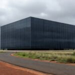 Rua deserta em Brasília à noite com fita de isolamento policial, evocando mistério em caso de morte de advogado.