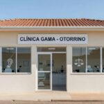 Clínica otorrinolaringológica no Gama para tratamento de tontura e zumbido, em estilo fotojornalístico.