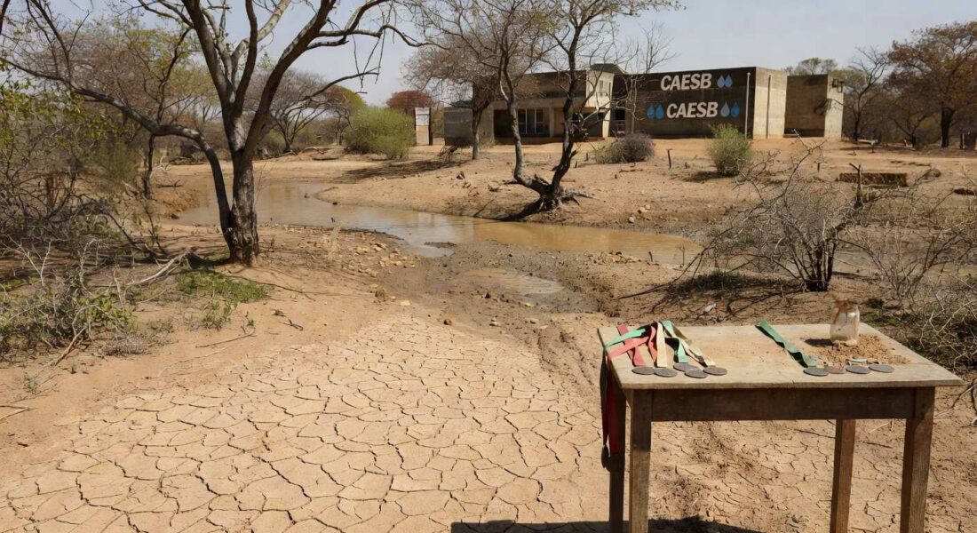 Nascente seca no DF durante crise hídrica, simbolizando o Dia da Água e entrega de Medalha Mérito pela Caesb.