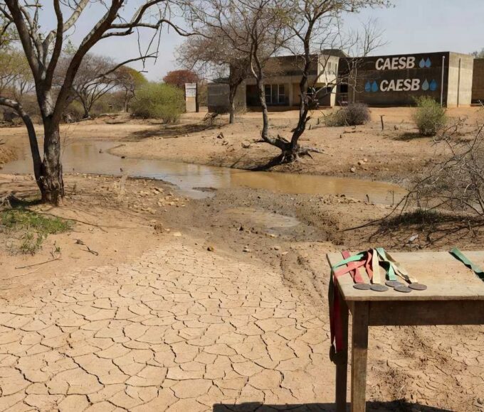 Nascente seca no DF durante crise hídrica, simbolizando o Dia da Água e entrega de Medalha Mérito pela Caesb.