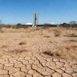 Ponto de hidratação sendo instalado em parque seco de Brasília, destacando instalação tardia pela Caesb.