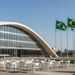 Mutirão eleitoral no TRE-DF com mesas e urnas para regularização de eleitores em Brasília.