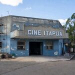 Fachada do Cine Itapuã no Gama, Brasília, com indícios de reforma autorizada pelo governador, em estilo fotojornalístico.