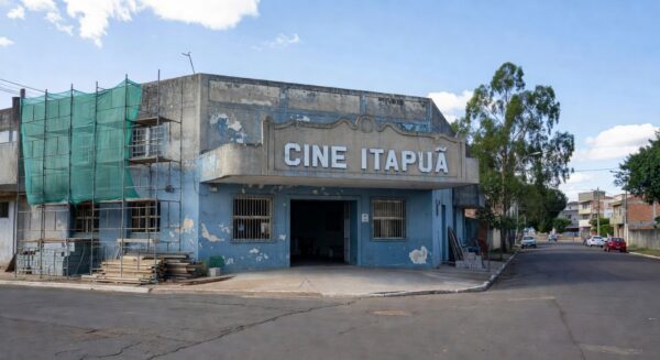 Fachada do Cine Itapuã no Gama, Brasília, com indícios de reforma autorizada pelo governador, em estilo fotojornalístico.