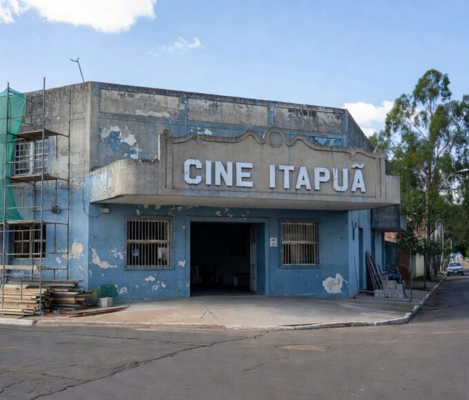 Fachada do Cine Itapuã no Gama, Brasília, com indícios de reforma autorizada pelo governador, em estilo fotojornalístico.
