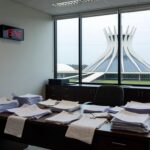 Edifício do Banco de Brasília em Brasília, representando atraso em balanço financeiro e possíveis sanções do Banco Central.