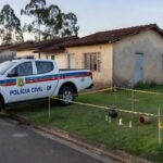 Viatura da Polícia Civil no Gama investigando sacrifício ritual de cabra e bode.