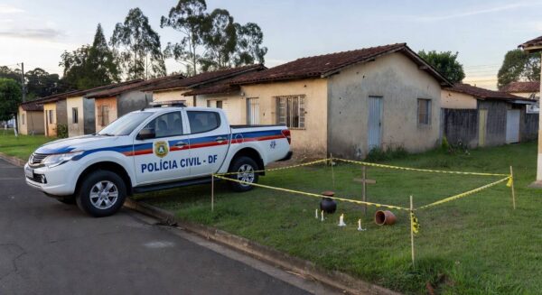 Viatura da Polícia Civil no Gama investigando sacrifício ritual de cabra e bode.