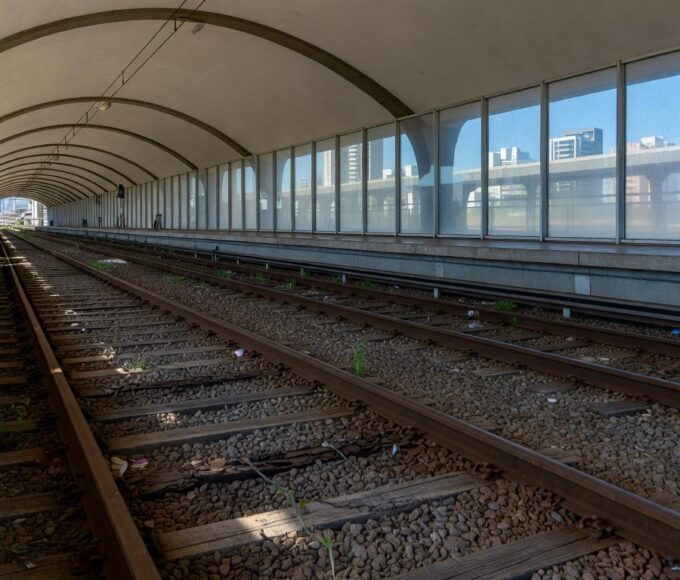 Estação de metrô em Brasília com documentos espalhados, representando ineficiências em aquisições públicas do Metrô-DF.