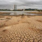 Represa com baixa água no DF, ilustrando insegurança hídrica e problemas de saneamento da Caesb.