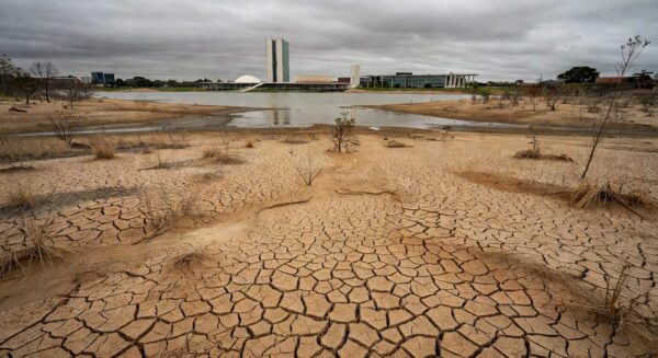 Represa com baixa água no DF, ilustrando insegurança hídrica e problemas de saneamento da Caesb.