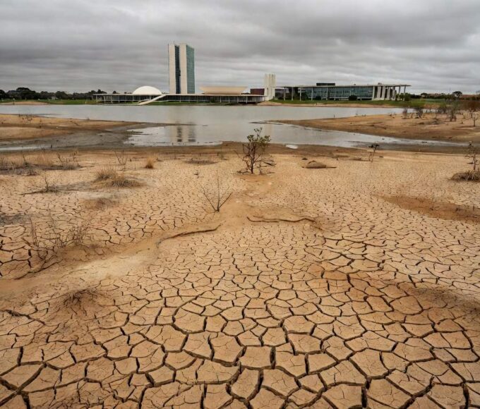 Represa com baixa água no DF, ilustrando insegurança hídrica e problemas de saneamento da Caesb.