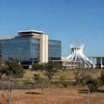 Edifício hospitalar em Brasília representando estimativa do INCA de casos de câncer no DF até 2028.