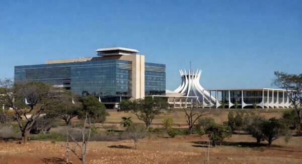 Edifício hospitalar em Brasília representando estimativa do INCA de casos de câncer no DF até 2028.