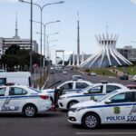 Viaturas da Polícia Civil do DF em operação no Eixo Monumental de Brasília, representando prisões por tráfico e lavagem de dinheiro.