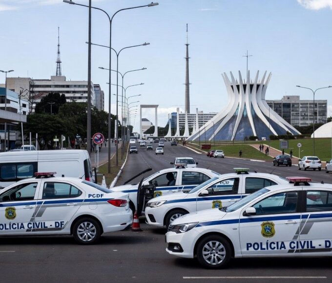 Viaturas da Polícia Civil do DF em operação no Eixo Monumental de Brasília, representando prisões por tráfico e lavagem de dinheiro.