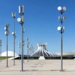 Antena de Wi-Fi público em praça de Brasília, representando expansão do Wi-Fi Social DF para 2026.